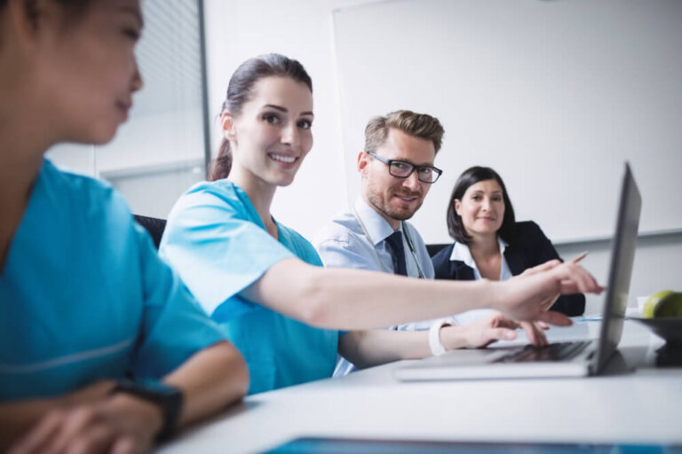 doctors-laptop-meeting-room